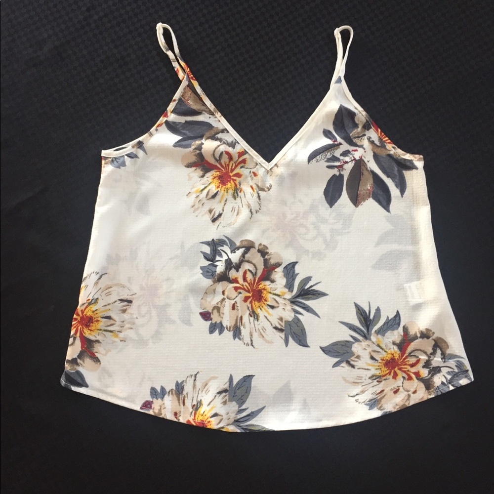 🌟Last 1! Pretty White Floral Tank for Summertime! - Picture 3 of 4